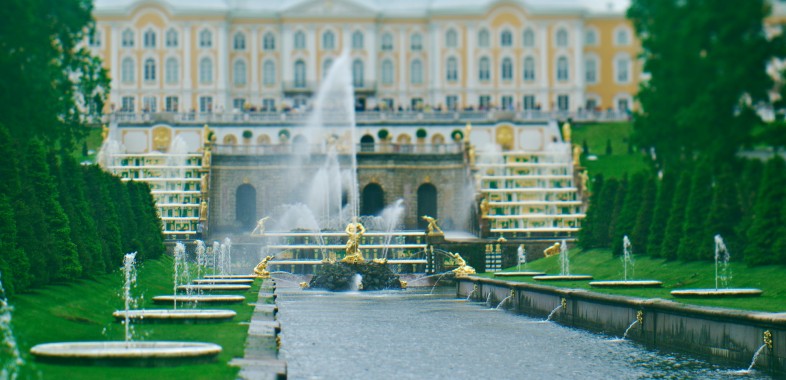 Palais de Peterhov et Pouchkine à l'architecture impériale